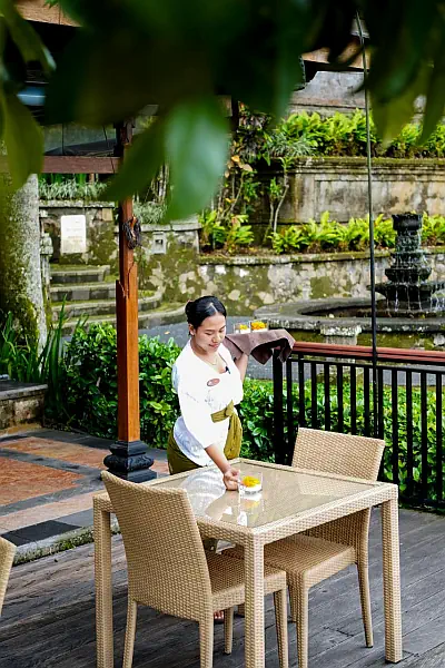 Preparation food by waitress