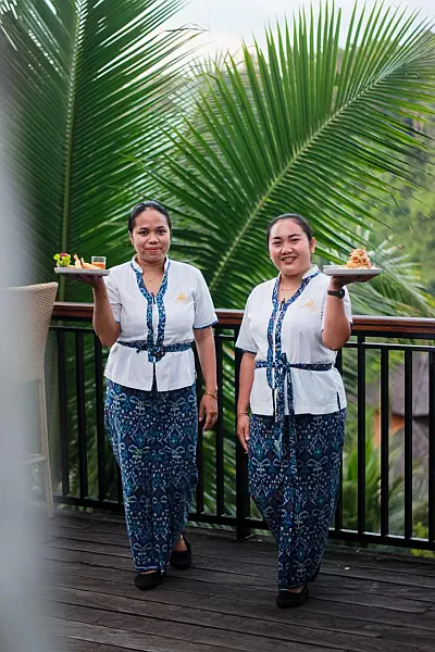 Smiley waitress Lesung Restaurant